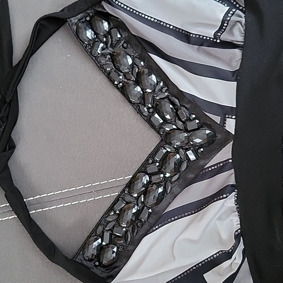 Suzyshier Halter Top - Picture 5 of 5